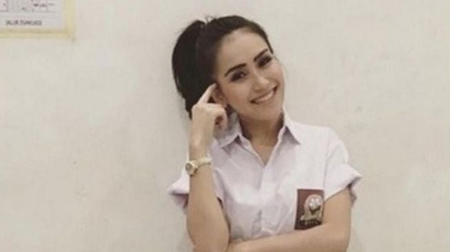 Gaya Penyanyi Pakai Baju SMA (instagram/@ayutingting92)