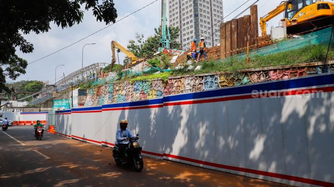 Suasana sekitar TKP kebocoran gas di proyek revitalisasi Halte Transjakarta Cawang, Jakarta Timur, Rabu (20/7/2022). [Suara.com/Alfian Winanto]