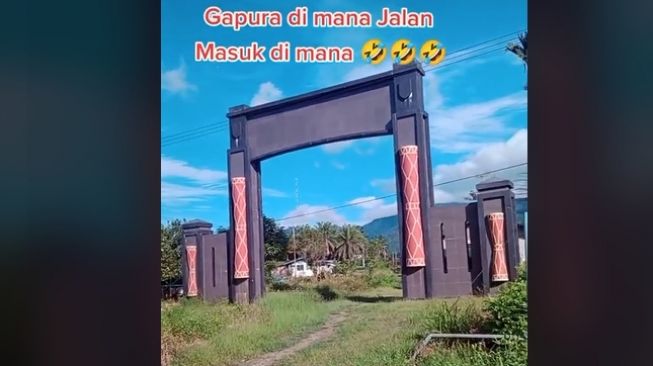 Gapura dengan konsep yang cukup unik bikin pemobil dan pemotor nyasar (TikTok)