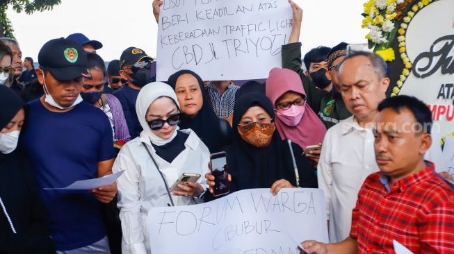 Keluarga korban dan warga sekitar saat akan menggelar aksi tabur bunga di Jalan Transyogi Cibubur, Bekasi, Jawa Barat, Rabu (20/7/2022). [Suara.com/Alfian Winanto]