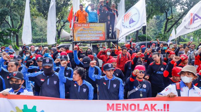 Massa buruh melakukan aksi unjuk rasa di depan Balai Kota DKI Jakarta, Jakarta Pusat, Rabu (20/7/2022), terkait UMP 2022 yang dibatalkan dalam putusan PTUN Jakarta. [Suara.com/Alfian Winanto]