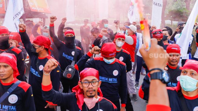 Massa buruh melakukan aksi unjuk rasa di depan Balai Kota DKI Jakarta, Jakarta Pusat, Rabu (20/7/2022). [Suara.com/Alfian Winanto]