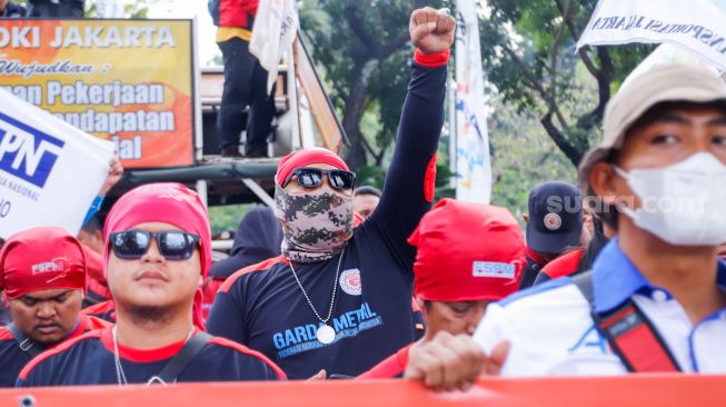 Massa buruh melakukan aksi unjuk rasa di depan Balai Kota DKI Jakarta, Jakarta Pusat, Rabu (20/7/2022). [Suara.com/Alfian Winanto]