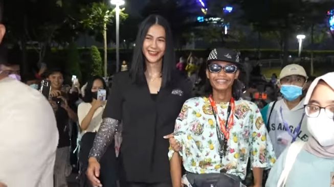 Paula Verhoeven dan Bonge saat tampil di Citayam Fashion Week. [YouTube BaimPaula]