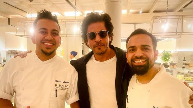 Shah Rukh Khan dan teman kokinya (Instagram/@beingchefhassan)