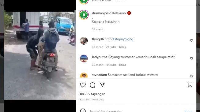 Viral, 3 Pemuda Curi Barang Muatan Mobil Boks, Warganet Sebut Mental Maling