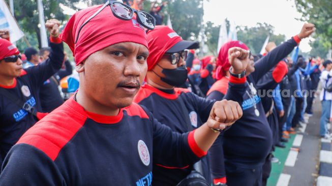 Massa buruh melakukan aksi unjuk rasa di depan Balai Kota DKI Jakarta, Jakarta Pusat, Rabu (20/7/2022). [Suara.com/Alfian Winanto]