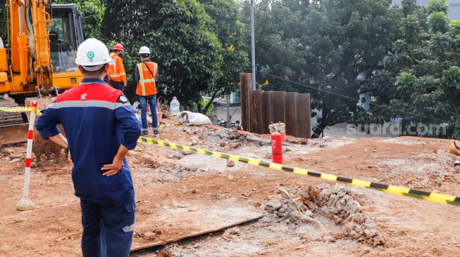 Petugas memeriksa TKP kebocoran gas di proyek revitalisasi Halte Transjakarta Cawang, Jakarta Timur, Rabu (20/7/2022). [Suara.com/Alfian Winanto]