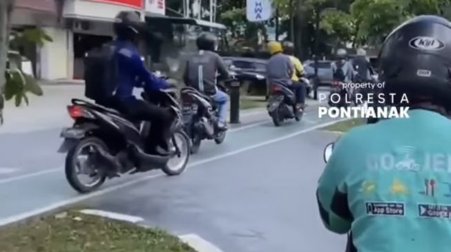 Pengendara Motor Nakal di Pontianak Kembali Gunakan Trotoar Pejalan Kaki, PRC Samapta: Yok Kita Mainkan