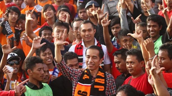 Disentil Kaesang Pangarep Karena Acuh ke Persis Solo, Jokowi Justru Nonton Laga Persija Jakarta Bareng Jakmania