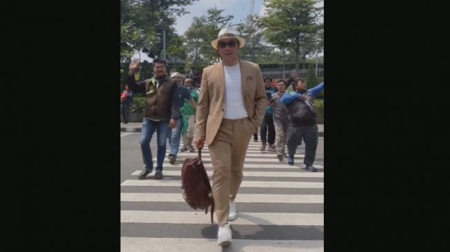 Kocak! Ridwan Kamil Catwalk di Dukuh Atas Bareng Abang-Abang Ojol