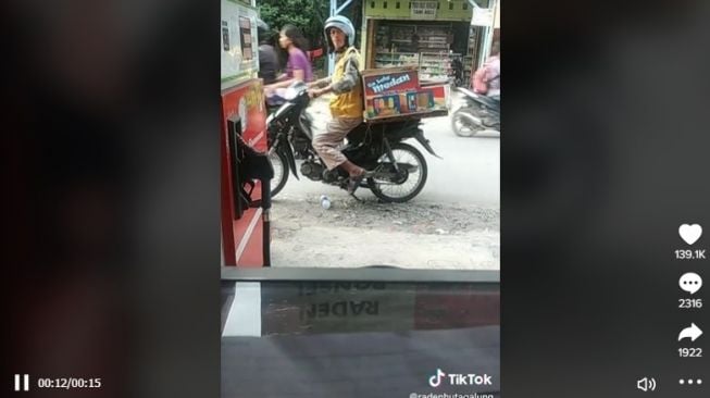 Lelaki ini terpaksa menukar barang dagangannya dengan bensin. [TikTok]