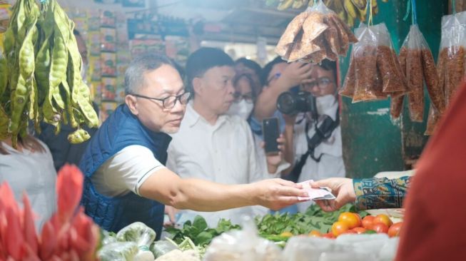 Di Pasar Klandasan, Mendag Zulkifli Temukan Pembeli yang Enggan Pakai Minyak Curah, Alasannya Karena Ragu sama Kualitas