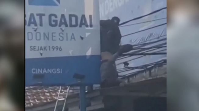 Pria Nyaris Tewas Tersengat Listrik saat Perbaiki Atap Toko Bocor