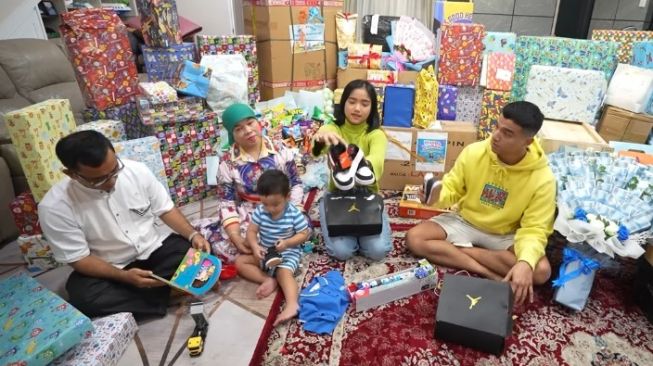 Momen Kocak Gala Sky Unboxing Hadiah Dari Doddy Sudrajat Dan Mayang: Terima Kasih Pak Doddy