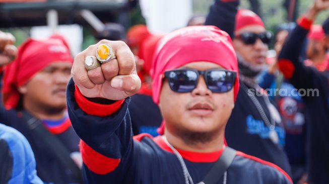 Massa buruh melakukan aksi unjuk rasa di depan Balai Kota DKI Jakarta, Jakarta Pusat, Rabu (20/7/2022). [Suara.com/Alfian Winanto]