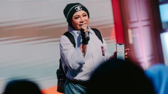 Gaya Penyanyi Pakai Baju SMA (instagram/@melly_goeslaw)