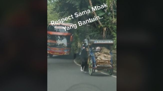 Bantu Pengayuh Becak di Jalan Menanjak, Aksi Perempuan Ini Tuai Pujian