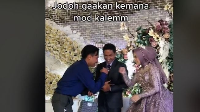 Datang ke Kondangan Mantan, Pria Ini Disoraki Tamu Saat Adu Kepal dengan Pengantin Perempuan: Walaupun Sakit Hati