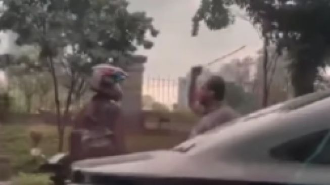 Tak Terima Kesenggol Motor, Aksi Marah-marah Supir Taksi Ini Malah Bikin Macet