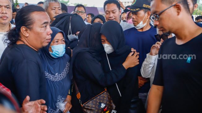 Keluarga korban dan warga sekitar saat akan menggelar aksi tabur bunga di Jalan Transyogi Cibubur, Bekasi, Jawa Barat, Rabu (20/7/2022). [Suara.com/Alfian Winanto]