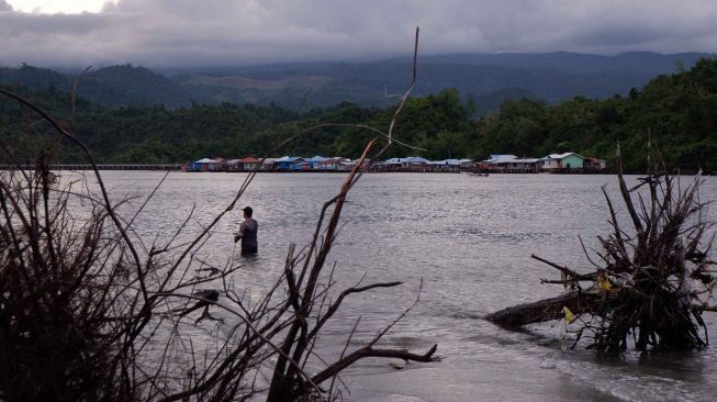 Warga memancing ikan di kawasan Jembatan Merah Youtefa, Jayapura, Papua, Selasa (19/7/2022).ANTARA FOTO/Sakti Karuru