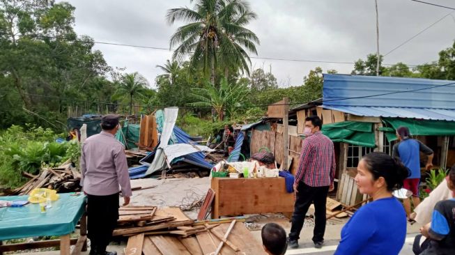 Belasan Rumah di Kabaputen Karimun Rusak Diterjang Angin Puting Beliung