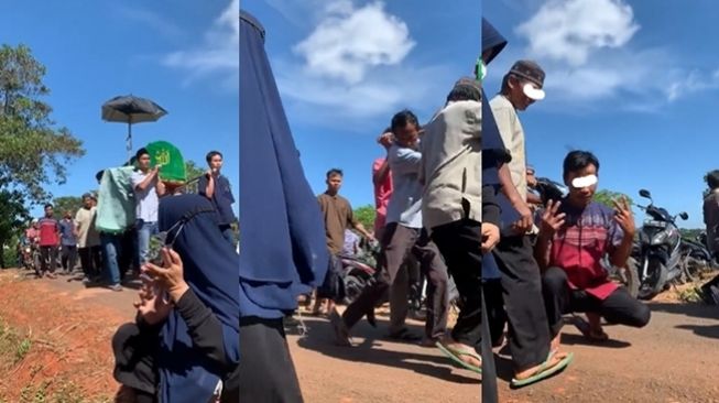 Pria pengantar jenazah rela keluar rombongan demi numpang berfoto. (Twitter/@Mei2Namaku)