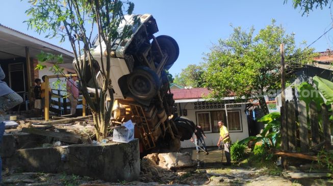 Tak Kuat Nanjak, Truk Pengangkut Tinja Terjun ke Halaman Rumah Warga di Balikpapan