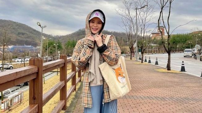 Potret Ayana Moon lepas hijab di Korea Selatan (Instagram/@xolovelyayana)