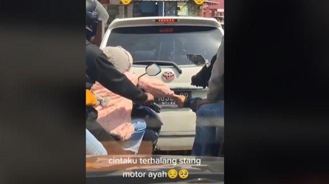 Sempat-sempatnya Bergandengan Tangan Meski Beda Motor, Aksi dua Bocah Ini Bikin Gemas