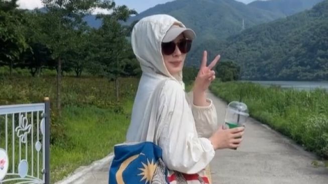 Potret Ayana Moon lepas hijab di Korea Selatan (Instagram/@xolovelyayana)