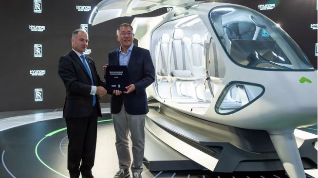 Chief Executive Officer (CEO) Rolls-Royce, Warren East dan Executive Chairman Hyundai Motor Group, Euisun Chung menunjukkan MoU di Farnborough Airshow, Inggris [Rolls-Royce via Simpleflying].