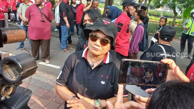 Ribka Tjiptaning, politisi PDIP saat ikut demo menutut pengungkapan dalang kasus peristiwa Kudatuli 1996 di depan gedung Komnas HAM, Jakarta. (Suara.com/Yaumal)