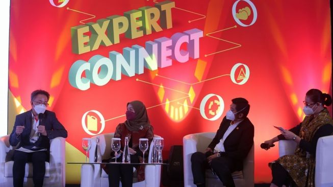 Kiri ke kanan: Colin Chin, Shell Fuel Scientist tengah memaparkan materi, duduk bersama Dr. Riesta Anggraini, Ketua Kelompok Bahan Bakar dan Aviasi LEMIGAS, Mohammad Rachman, Shell Product Application Specialist, serta Indah Pelapory, moderator [Shell Indonesia].