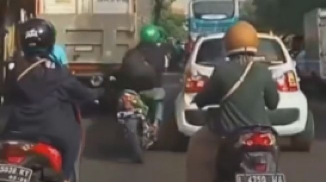 Gegara Meleng, Pengemudi Ini Senggol Mobil hingga Jatuh