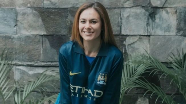 Wulan Guritno kenakan jersey klub sepak bola Manchester City. [Instagram @wulanguritno]