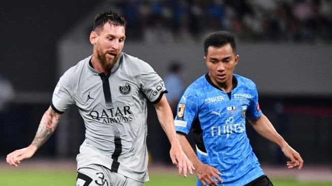 Penyerang Paris Saint-Germain (PSG) Lionel Messi (kiri) dan pemain tengah Kawasaki Frontale Chanathip Songkrasin (kanan) berebut bola selama laga pramusim PSG di Stadion Nasional, Tokyo, Jepang pada 20 Juli 2022.Kazuhiro NOGI / AFP