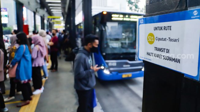 Penumpang menunggu kedatangan bus TransJakarta di Halte Tosari, Jakarta Pusat, Kamis (21/7/2022). [Suara.com/Alfian Winanto]