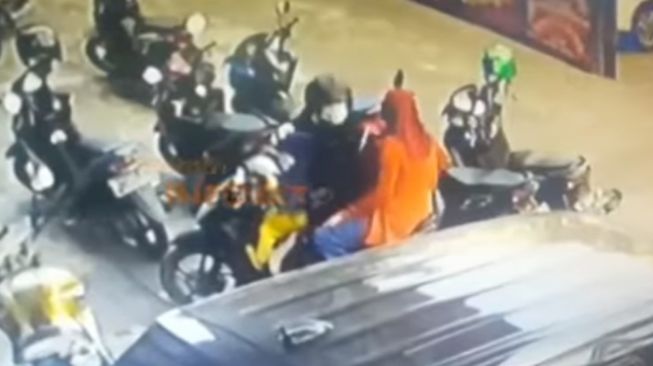 Viral Maling Diduga Pasutri Ajak Anak saat Gasak Motor, Netizen Murka: Pada Gak Waras!