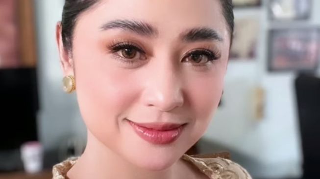 4 Gaya Seleb Hadiri Nikahan Keponakan, Ada Tamara Bleszynski dan Dewi Perssik