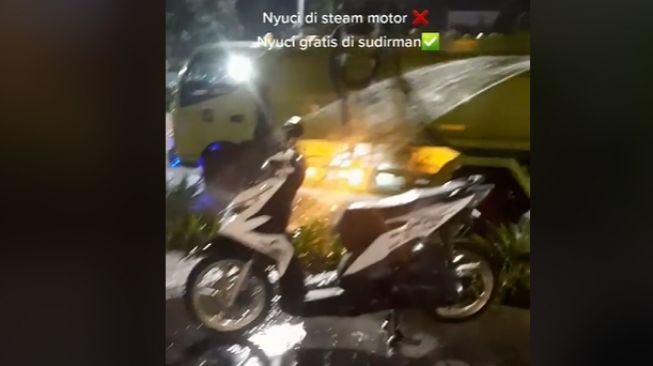 Pemotor Ketiban Rezeki saat Parkir Motor di Pinggir Jalan, Dapat Cuci Gratis dari Petugas Penyiram Tanaman