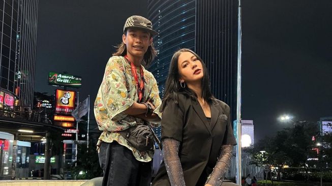 10 Potret Seleb Ikut Nongkrong di Citayam Fashion Week, Mulai Ridwan hingga Paula Verhoeven