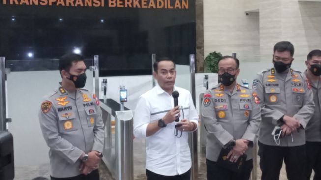 Direktur Tindak Pidana Umum (Dirtipidum) Bareskrim Polri Brigjen Pol Andi Rian Djajadi (baju putih) di Mabes Polri, Jakarta Selatan, Rabu (20/7/2022) malam