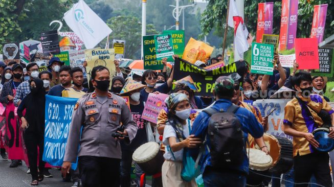 Aktivis lingkungan dari berbagai daerah melakukan aksi unjuk rasa di Jakarta, Kamis (21/7/2022). [Suara.com/Alfian Winanto]