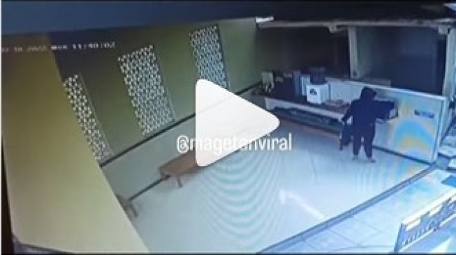 Detik-detik Aksi Perempuan Cantik Curi Uang Kotak Amal di Masjid Magetan Terekam CCTV