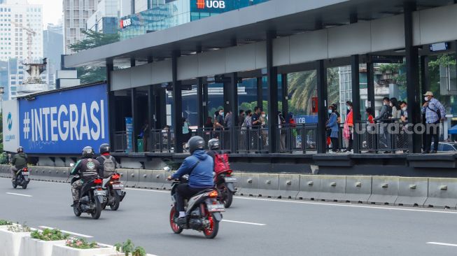 Penumpang menunggu kedatangan bus TransJakarta di Halte Tosari, Jakarta Pusat, Kamis (21/7/2022). [Suara.com/Alfian Winanto]