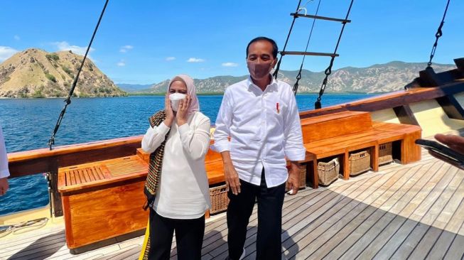 Presiden Joko Widodo atau Jokowi dan Iriana Jokowi saat berfoto di kapal pinisi dalam perjalanan menuju Pulau Rinca, Kabupaten Manggarai Barat, Nusa Tenggara Timur (NTT), Kamis (21/7/2022). (Laily Rachev - Biro Pers Sekretariat Presiden)