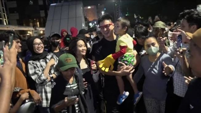 Potret Seleb Ikut Nongkrong di Citayam Fashion Week (YouTube Baim Paula)