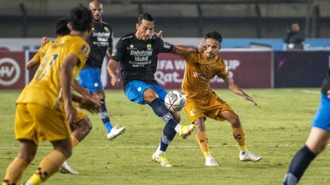 Pesepak bola Bhayangkara FC Finky Pasamba (kanan) dan Antoni (kiri) berusaha menghadang pesepak bola Persib Bandung Ezra Walian (tengah) saat pertandingan Group C Piala Presiden 2022 di Stadion Si Jalak Harupat, Kabupaten Bandung, Jawa Barat, Selasa (21/6/2022). Persib Bandung menang dengan skor 1-0 atas Bhayangkara FC. ANTARA FOTO/M Agung Rajasa/rwa.